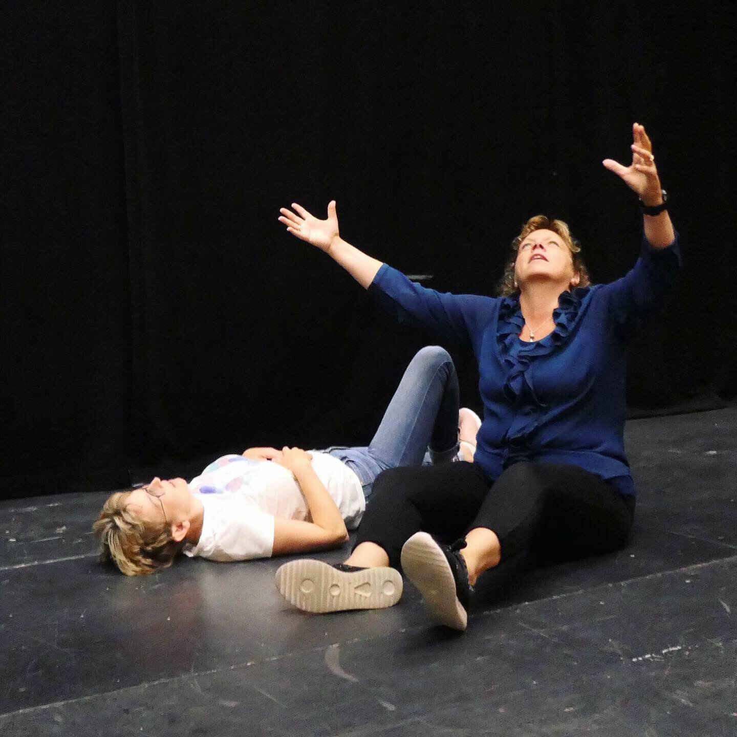 To kvinder fra Teatersport Workshop på Teaterskolen i 2019